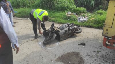 Diduga Ngantuk, Pemotor Luka Parah Usai Tabrak Truk Ganti Ban di Ciater Tangsel