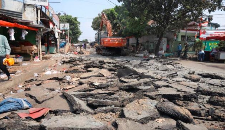 jalan di kawasan pasar ciputat tangsel diperlebar