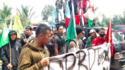 pelantikan dprd tangsel diwarnai aksi demo hingga sempat ricuh