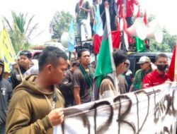 Pelantikan DPRD Tangsel Diwarnai Aksi Demo hingga Sempat Ricuh