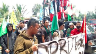 pelantikan dprd tangsel diwarnai aksi demo hingga sempat ricuh