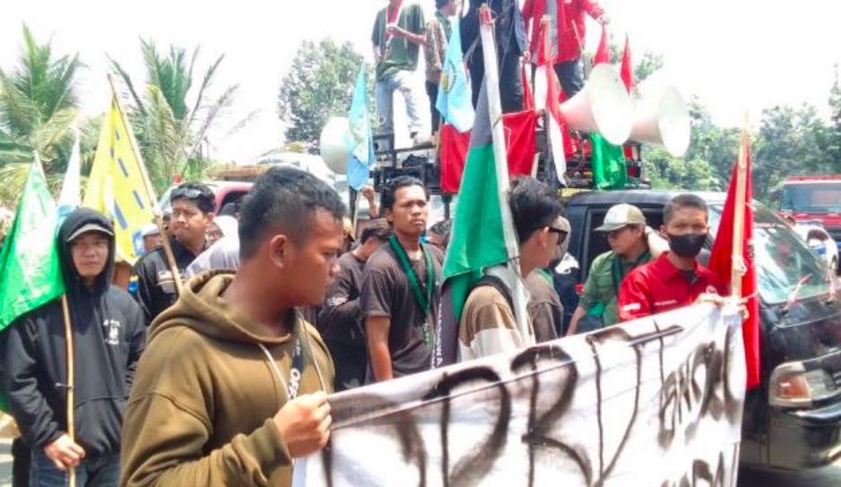 pelantikan dprd tangsel diwarnai aksi demo hingga sempat ricuh