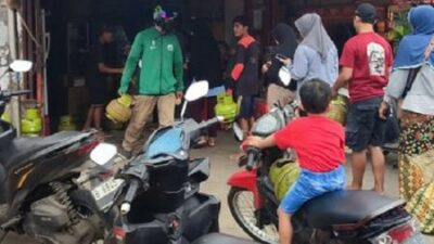 antrean pembelian gas elpiji 3 kg