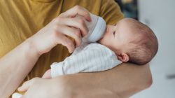 8 Tips Ampuh Agar Bayi Mau Minum Susu Formula Dari Dot