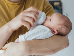 8 Tips Ampuh Agar Bayi Mau Minum Susu Formula Dari Dot