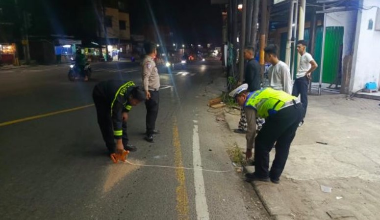 truk tabrak motor di cikupa ibu tewas dan 2 balita luka